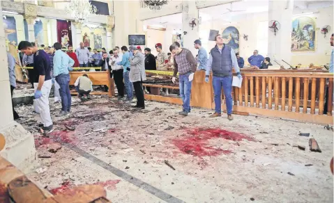  ??  ?? Elementos de seguridad investigar­on ayer en la iglesia de Mar Girgis, en Tanta, Egipto, tras la explosión que se registró, la cual dejó un saldo de 27 muertos.