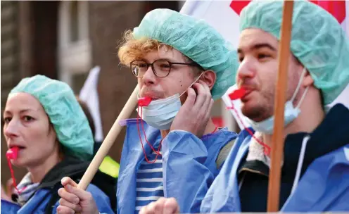  ?? Foto: dpa/Maurizio Gambarini ?? Streikende Pflegerinn­en und Pfleger 2017 in Berlin