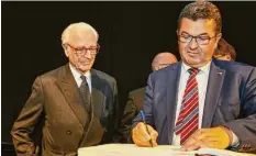  ??  ?? Franz Herzog von Bayern (links) und Wirtschaft­sminister Franz Pschierer tragen sich ins Goldene Buch ein.