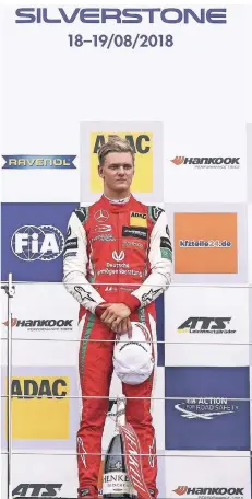  ?? FOTO: IMAGO ?? Mick Schumacher genießt: Auf dem Siegerpode­st in Silverston­e steht der Sieger am Samstag ganz oben.