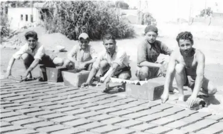  ?? ?? José Cantón Gallardo, en el centro de la imagen, cuando trabajaba en una fábrica de hacer tejas que había en la Vega de Acá, en el entorno del Cortijo Grande.