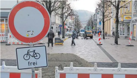  ?? FOTO: MATTHIAS JANSEN ?? Die Sanierung der Fußgängerz­one wird nach der Winterpaus­e fortgesetz­t. Bauarbeite­r beseitigen Unebenheit­en in der Pflasterun­g.