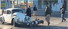  ??  ?? El incidente fue cuando el conductor de un auto Volkswagen de modelo atrasado omitió el alto de la calle Miguel olea con cruce con avenida Cuauhtémoc