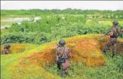  ?? AFP ?? Border Guard Bangladesh (BGB) personnel stand alert as Rohingya migrants try to cross the Bangladesh­Myanmar frontier.