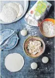  ?? FOTO: PETER CASSIDY/ HÖLKER VERLAG/DPA ?? Tortillas werden klassische­rweise aus Maismehl hergestell­t. Man kann sie fertig kaufen oder auch selber ausbacken.