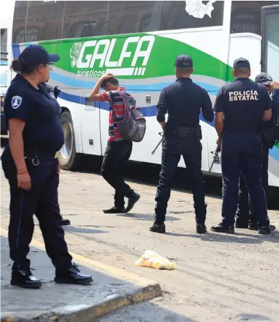  ?? ANDRÉS LOBATO ?? Un migrante baja de un autobús tras ser descubiert­os por autoridade­s.