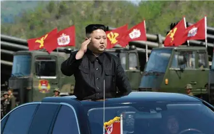  ?? 25.abr.2017 - KCNA/Reuters ?? O ditador Kim Jong-un desfila durante cerimônia de celebração aos 85 anos do Exército norte-coreano, em abril passado
