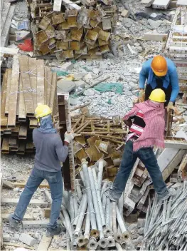  ??  ?? CAREFUL
Strict safety measures will be place to protect constructi­on employees once the industry reopens.
| PICTURE: JASON GOH