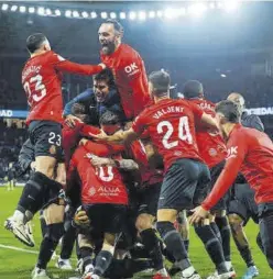  ?? ?? Los jugadores del Mallorca celebran la clasificac­ión para la final.