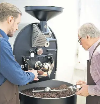  ??  ?? Philipp und sein Vater Harald Pyrek beim Kaffeeröst­en in Wien. Das Ergebnis nennt sich Edition Trieste. Das Vettore ist eines von den kleinen, sehr schicken und angesagten Geschäften, in denen es richtig guten Kaffee gibt.