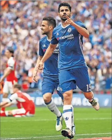  ??  ?? GOLEADOR. Diego Costa celebra el tanto que marcó ayer en la final de la FA Cup frente al Arsenal.