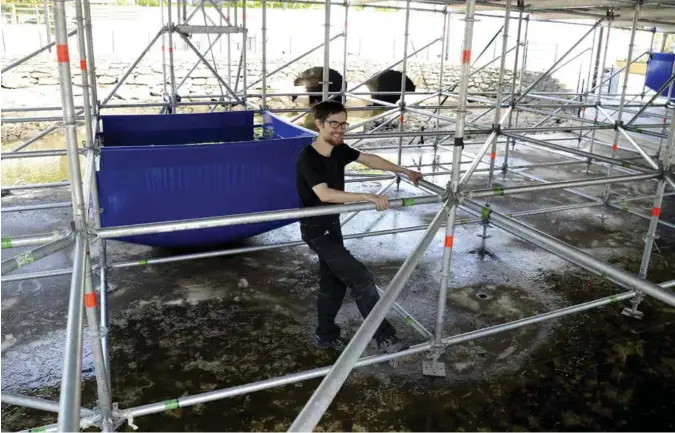  ?? GEIR SVEEN ?? Her skal elva snart gå, slik at den nye scenen blir stående i vannet, viser rigger Sven Todnem. For at alt ikke skal flyte eller fyke avgårde, holdes alt nede med 40.000 liter vann i blå tanker.