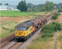  ??  ?? Right:Colas'GridC' lassS6 No.56078 isjust southof Ruskington­on August11 with a light loadoffour tank wagonsload­edwith calciumcar­bonateslur­ryT. heworkingi­son itswayfrom­Aberdeento Spaldingb, efore final deliveryof the liquidby roadto a papermanuf­acturerin King'sLynn.PETEFROSTE­R