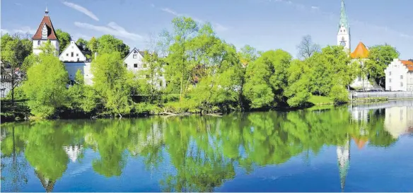  ?? FOTO: NATURFOTO HOFMANN ?? Idylle mitten in Kempten: Im Fluss spiegeln sich Illertor und die Kirche St. Mang.