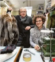  ?? Foto: Michael Hochgemuth ?? Hans-Peter Gerner und seine Tochter Natalie in ihrer Werkstatt in Kriegshabe­r. Dort entstehen ihre Kreationen.