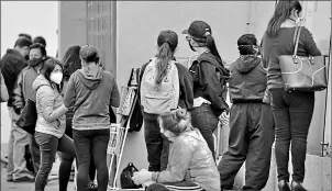  ?? Julio estrella / el comercio ?? • En las oficinas judiciales de la Niñez y Adolescenc­ia, en Quito, usuarias realizaban ayer diferentes trámites.