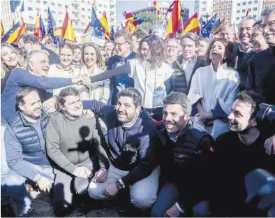  ?? RICARDO RUBIO / EUROPA PRESS ?? Feijóo, rodeado de barones del PP, Rajoy y Aznar, el domingo en Madrid en la protesta contra el pacto PSOE-Junts.