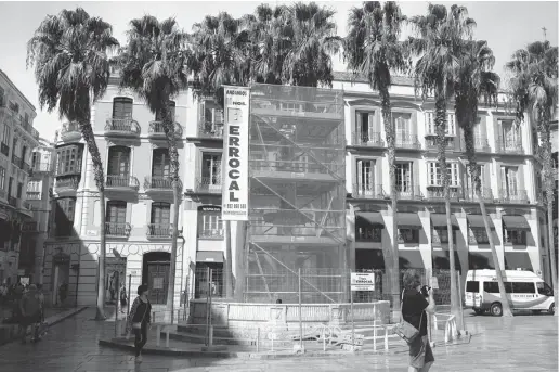  ?? Foto: Rathaus Málaga ?? Seit einigen Tagen ist die aus dem 16. Jahrhunder­t stammende Fuente de Génova von einem Gerüst umhüllt.