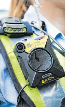  ?? FOTO: OLIVER BERG/DPA ?? Zukünftig sollen Polzeibeam­te ihre Bodycam noch viel häufiger einschalte­n dürfen.