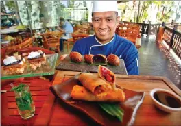  ?? AHMAD KHUSAINI/JAWA POS ?? VOILA: Chef Herfferli Vebriano membuat fusion makanan penutup dengan menggunaka­n bahan cokelat dan cendol. Hasilnya makanan penutup rasa tradisiona­l berwajah modern.