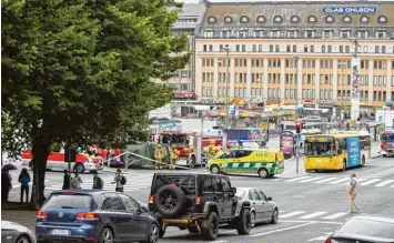  ?? Foto: Roni Lehti, STT Lehtikuva, dpa ?? Rettungskr­äfte gestern auf dem Marktplatz in der finnischen Stadt Turku. Hier kam es zu dem Angriff mit zwei Toten und meh reren Verletzten.