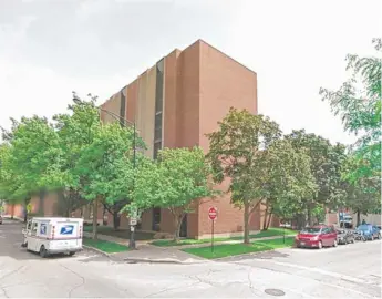  ?? GOOGLE STREETVIEW ?? Three Chicago police officers saved a man who was threatenin­g to jump off this building near Swedish Covenant Hospital on Sunday.