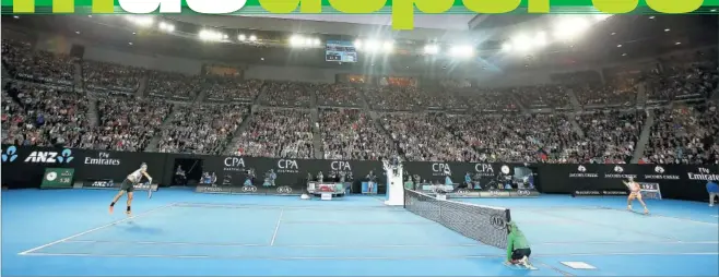  ??  ?? HABITUAL. Roger Federer (izda.) tiene tomada la medida a la Rod Laver Arena. Ha sido campeón en Melbourne en cuatro ocasiones (2004, 2006, 2007 y 2010).