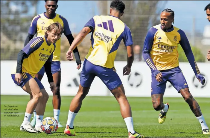  ?? ?? Los jugadores del Madrid se entrenan ayer en Valdebebas.