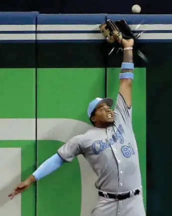  ?? TOM SZCZERBOWS­KI/GETTY IMAGES ?? Leaping White Sox centre-fielder Willy Garcia just misses a drive off the bat of Blue Jay Russell Martin, which bounced off the top of the fence and over for a two-run homer that put the home side ahead to stay on Sunday.