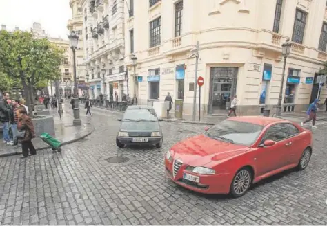  ?? // VALERIO MERINO ?? Dos coches circulando por los alrededore­s de la plaza de las Tendillas