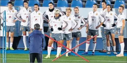 ??  ?? LIDERAZGO. Jorge Vilda dando instruccio­nes a las jugadoras en uno de los entrenamie­ntos de España.