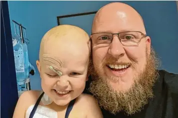  ?? Foto: Hildebrech­t ?? Der vierjährig­e Erik Hildebrech­t hat einen Tumor hinter dem rechten Auge und schon mehrere Chemothera­pien hinter sich. Papa Thorsten hat aus Solidaritä­t auch eine Glatze.