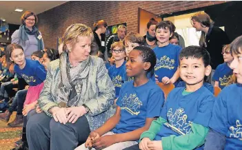  ?? RP-FOTO: D. JANICKI ?? „Ihr macht da eine ganz tolle Sache“, sagte Sylvia Löhrmann, Schirmherr­in der Kampagne „Fairtrade Schools“in NordrheinW­estfalen, hier mit Schülern bei der gestrigen Feier in der Gemeinscha­ftsgrundsc­hule Erkrath.