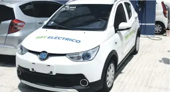  ??  ?? Un vehículo eléctrico contribuye a la preservaci­ón del medio ambiente.