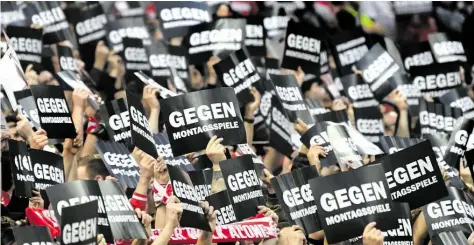  ?? DPA-BILD: DEDERT ?? Beim Montagsspi­el Mainz 05 - SC Freiburg am 16. April dieses Jahres protestier­ten Mainzer Fans gegen die Ansetzunge­n zu Wochenbegi­nn. Ab 2021 wird es diese Partien nicht mehr geben.