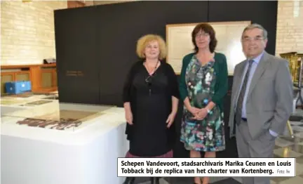  ?? Foto: liv ?? Schepen Vandevoort, stadsarchi­varis Marika Ceunen en Louis Tobback bij de replica van het charter van Kortenberg.