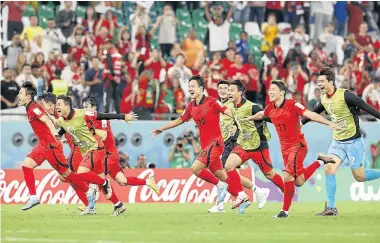  ?? ?? Los coreanos celebraron primero su victoria y luego el pase tras conocer el resultado de Uruguay.