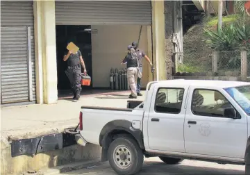  ??  ?? Caso de homicidio. Hasta ayer las autoridade­s manejaban el caso como homicidio y los dos compañeros de Hevel David se encontraba­n retenidos en la delegación policial de Morazán.