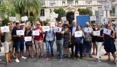  ?? (Photo Swann Den Auwer) ?? Les journalist­es de France 3 Côte d’azur rassemblés, hier, devant le palais des Rois Sardes.