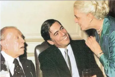  ??  ?? De izquierda a derecha, Jorge Luis Borges y Mario Vargas Llosa