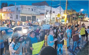  ??  ?? Anoche, nutrida manifestac­ión frente a la comisaría 2ª de San Fernando