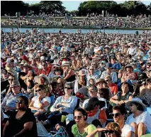  ?? MARTIN DE RUYTER/NELSON MAIL ?? Some the large crowd at the 2016 event at Trafalgar Park.