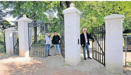  ?? FOTO: ARMIN FISCHER ?? Werner Kehrmann (v.l.), Hans-Wilhelm Terwiel und Heinz Willi Coopmann freuen sich über die neue alte Toranlage am Friedhof.