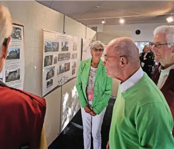  ?? RP-FOTO: MARKUS VAN OFFERN ?? Gestern wurde die Ausstellun­g, die bereits in zahlreiche­n Ortsteilen in der Region zu sehen war, auch in Emmerich eröffnet.