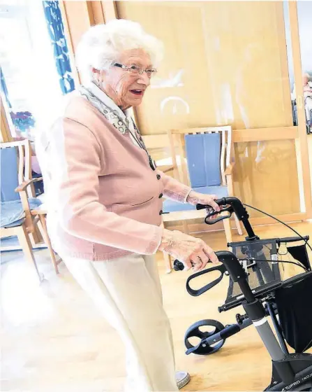  ??  ?? FINT: Anna Olette Løvdal (95) er en av de faste beboerne på Lyngbakken bo og behandling­senter. Hun er full av ros både