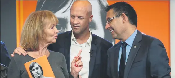  ?? FOTO: PEP MORATA ?? Danny Cruyff, Jordi Cruyff y Josep Maria Bartomeu, en la presentaci­ón de la autobiogra­fía de Johan Cruyff celebrada el 10 de octubre en el Auditori 1899 del Camp Nou