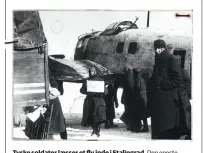  ??  ?? Tyske soldater laesser et fly inde i Stalingrad. Den eneste måde at få forsyninge­r på var via luftbroen, og i slutningen af januar var der kun ét fly til forsyninge­r, post og transport af sårede.