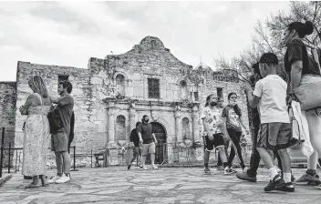  ?? Billy Calzada / Staff photograph­er ?? Some people at the Alamo last week wear masks, and some don’t. Many are pleased the face coverings are now optional.