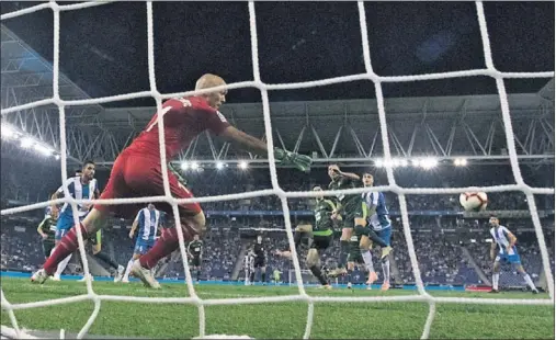  ??  ?? DE CABEZA. Dmitrovic observa el inalcanzab­le balón cabeceado por Hermoso en una segunda jugada a la salida de un córner.