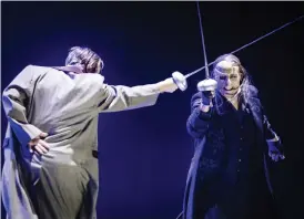  ??  ?? FAJT. Tobias Ahlsell som Raoul i duell med Fred Johanson som Fantomen.
